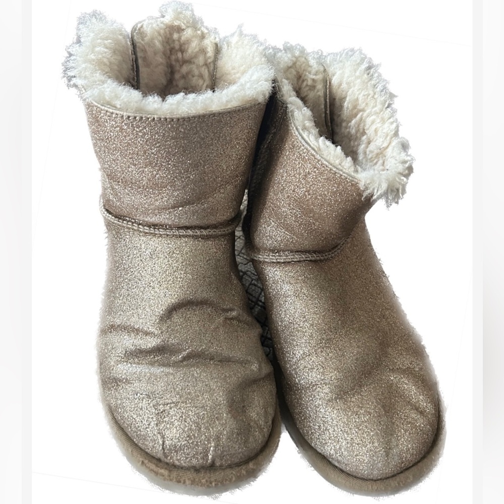 UGG Bailey Bow - Size 8